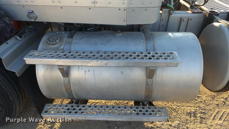 image for item DC2437 2005 Kenworth T800B semi truck