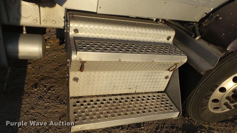 image for item DC2437 2005 Kenworth T800B semi truck