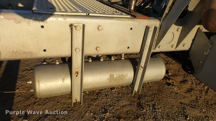 image for item DC2437 2005 Kenworth T800B semi truck