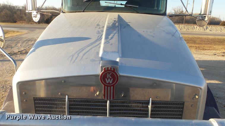 image for item DC2437 2005 Kenworth T800B semi truck