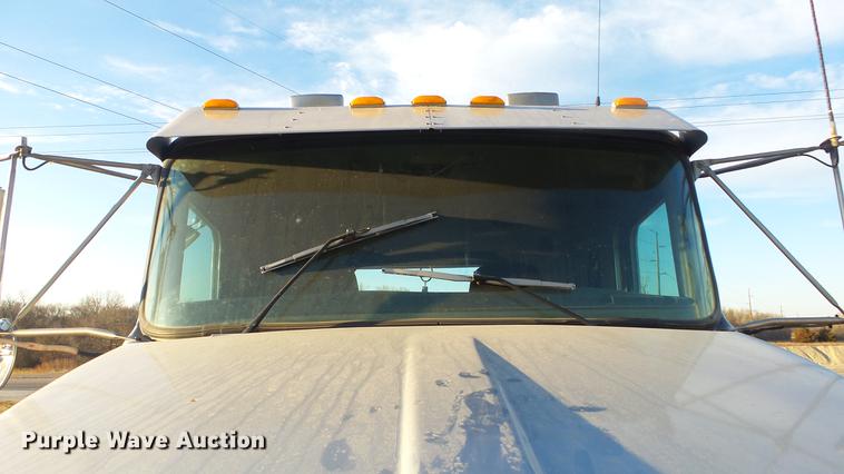 image for item DC2437 2005 Kenworth T800B semi truck