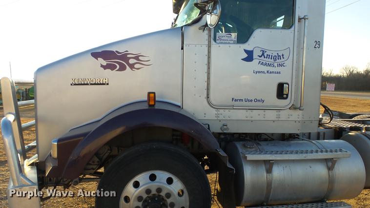 image for item DC2437 2005 Kenworth T800B semi truck