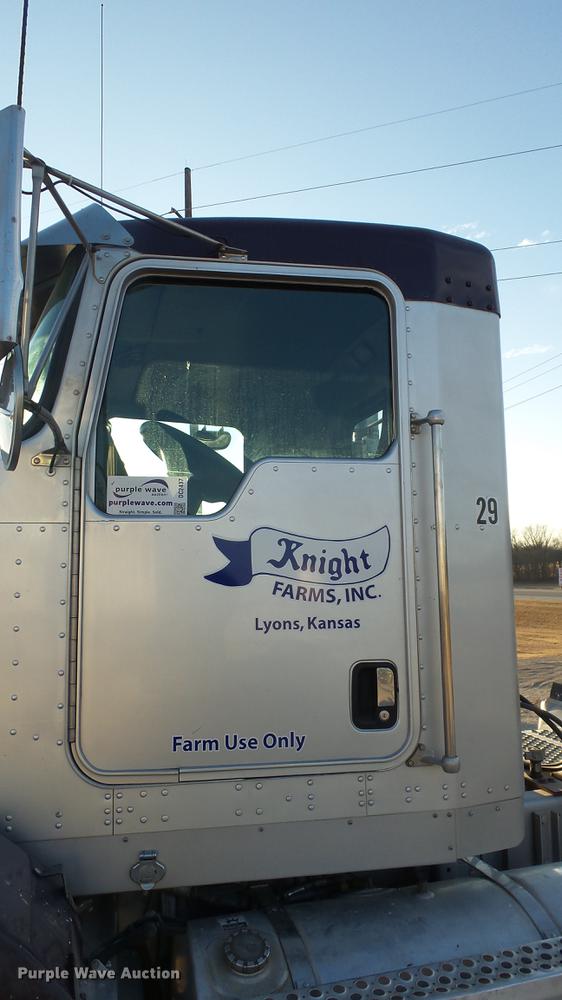 image for item DC2437 2005 Kenworth T800B semi truck