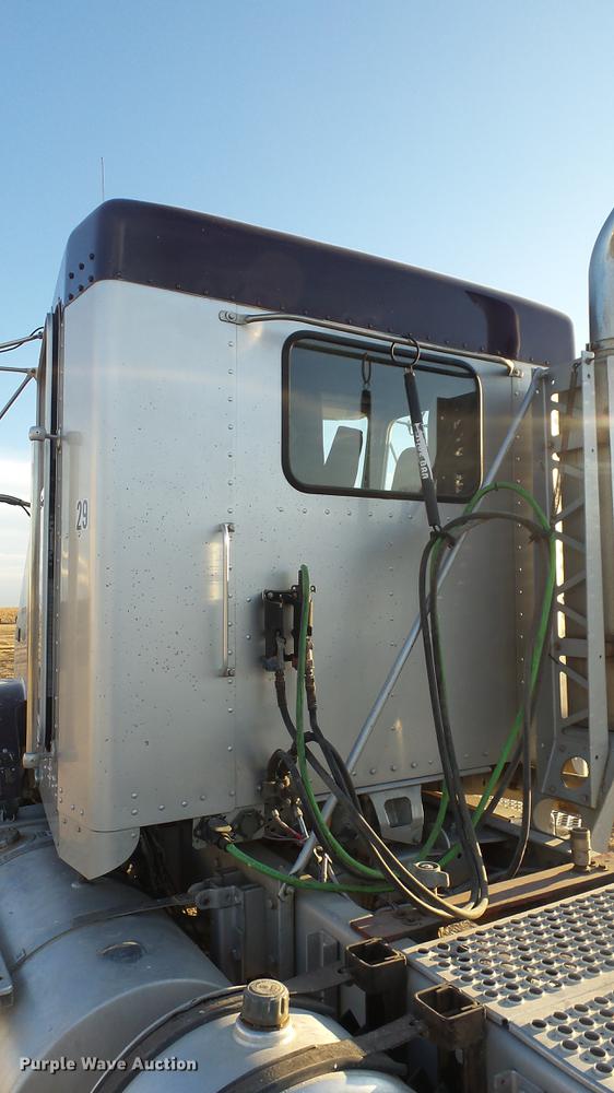 image for item DC2437 2005 Kenworth T800B semi truck