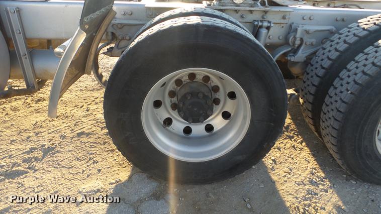 image for item DC2437 2005 Kenworth T800B semi truck