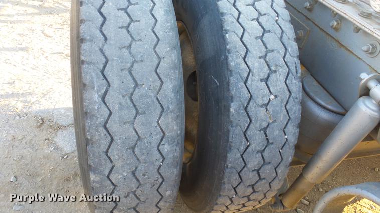 image for item DC2437 2005 Kenworth T800B semi truck