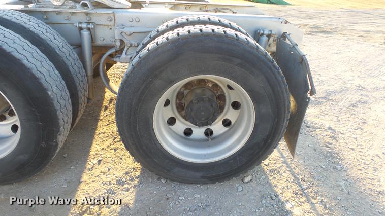 image for item DC2437 2005 Kenworth T800B semi truck