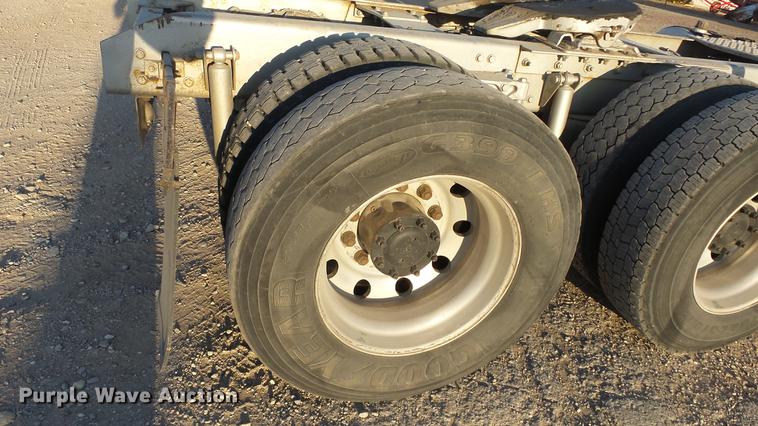 image for item DC2437 2005 Kenworth T800B semi truck