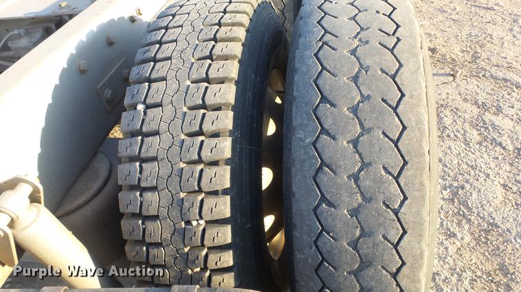 image for item DC2437 2005 Kenworth T800B semi truck