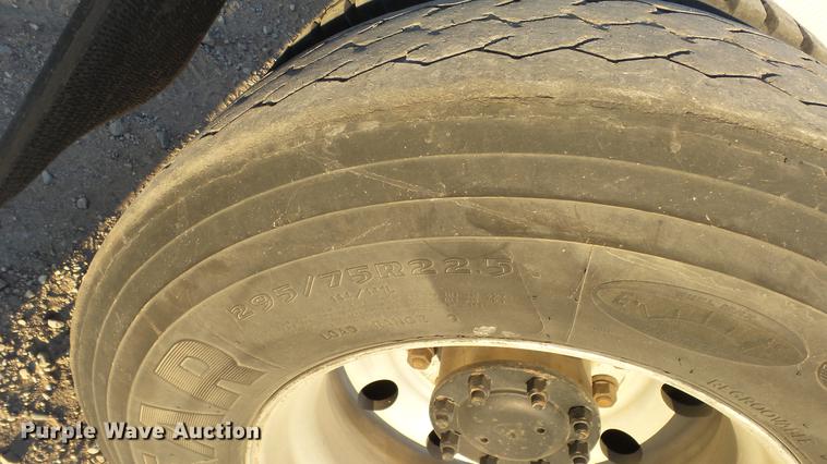 image for item DC2437 2005 Kenworth T800B semi truck