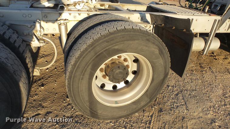 image for item DC2437 2005 Kenworth T800B semi truck