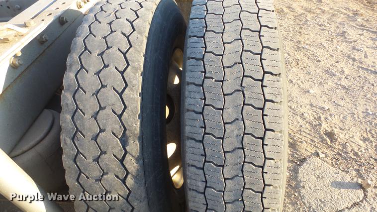 image for item DC2437 2005 Kenworth T800B semi truck