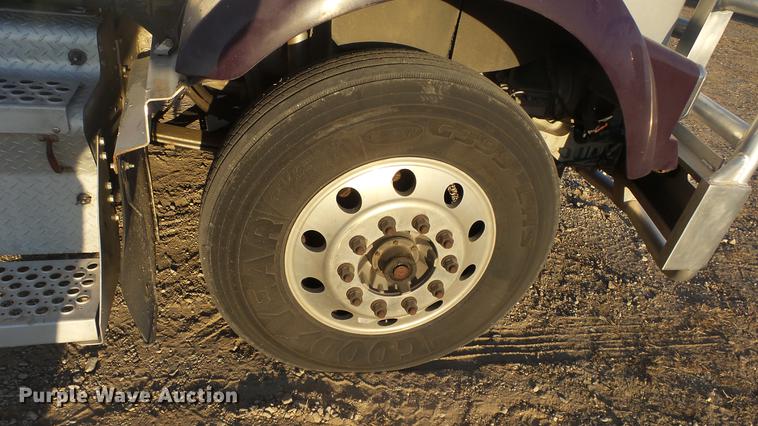 image for item DC2437 2005 Kenworth T800B semi truck