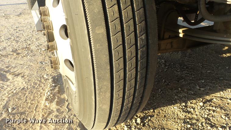 image for item DC2437 2005 Kenworth T800B semi truck