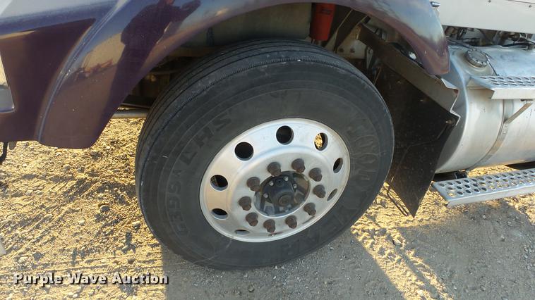 image for item DC2437 2005 Kenworth T800B semi truck