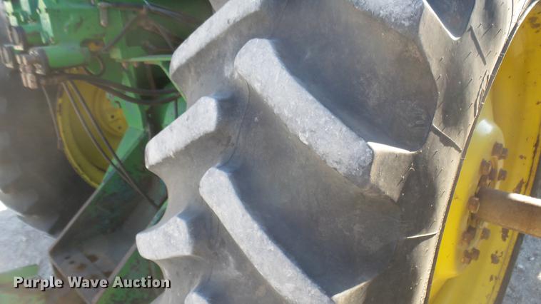 image for item DC2443 1991 John Deere 8760 4WD tractor