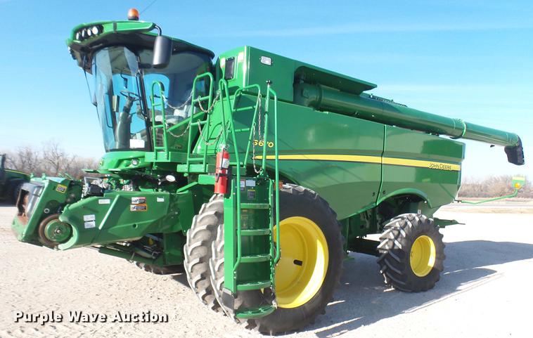 image for item DC2445 2013 John Deere S670 STS combine