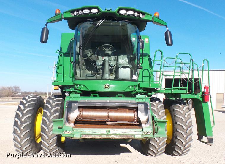 image for item DC2445 2013 John Deere S670 STS combine