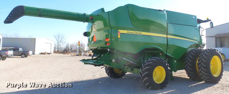 image for item DC2445 2013 John Deere S670 STS combine