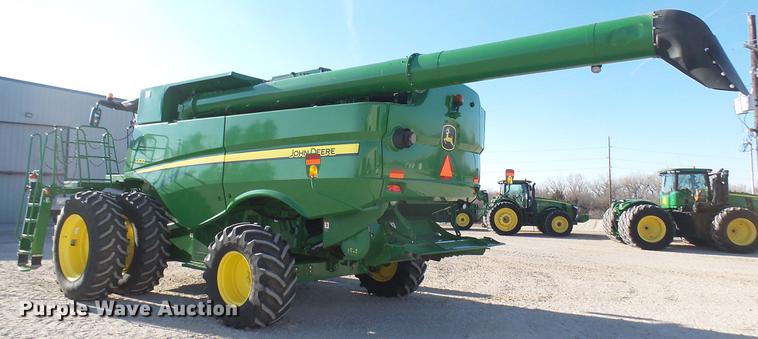 image for item DC2445 2013 John Deere S670 STS combine