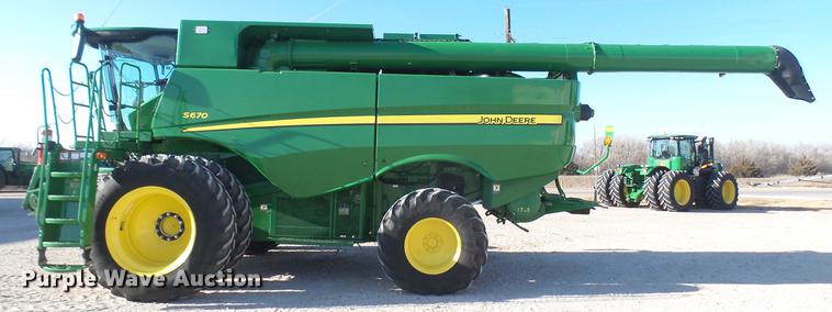 image for item DC2445 2013 John Deere S670 STS combine
