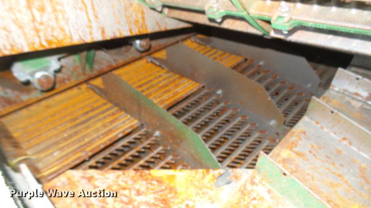 image for item DC2445 2013 John Deere S670 STS combine