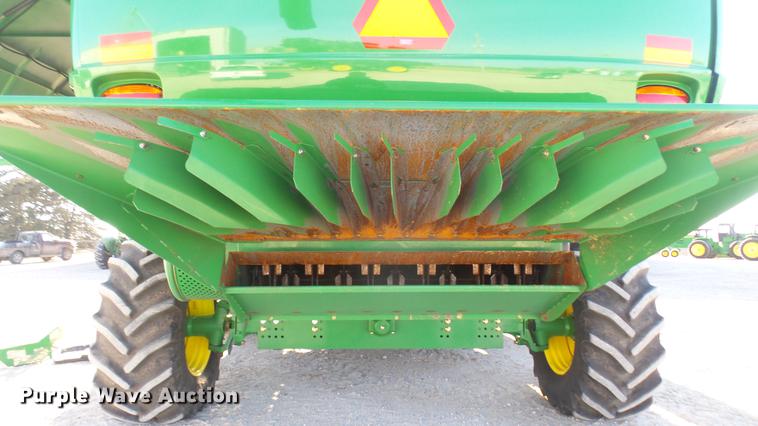 image for item DC2445 2013 John Deere S670 STS combine