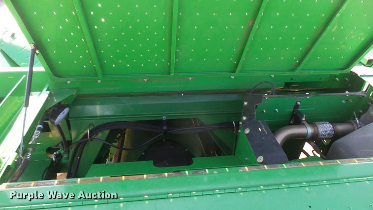 image for item DC2445 2013 John Deere S670 STS combine
