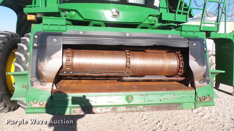 image for item DC2445 2013 John Deere S670 STS combine