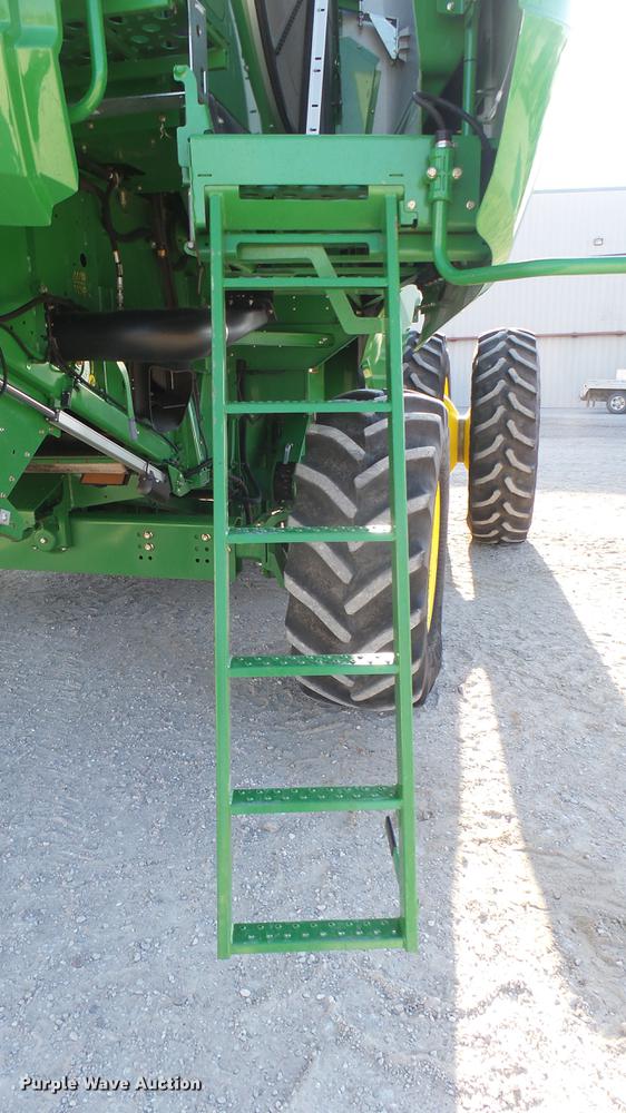 image for item DC2445 2013 John Deere S670 STS combine