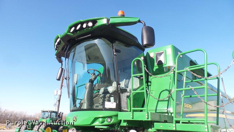 image for item DC2445 2013 John Deere S670 STS combine