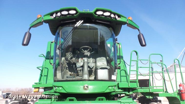 image for item DC2445 2013 John Deere S670 STS combine