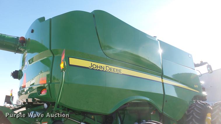 image for item DC2445 2013 John Deere S670 STS combine