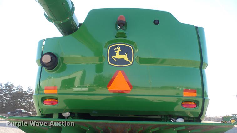 image for item DC2445 2013 John Deere S670 STS combine