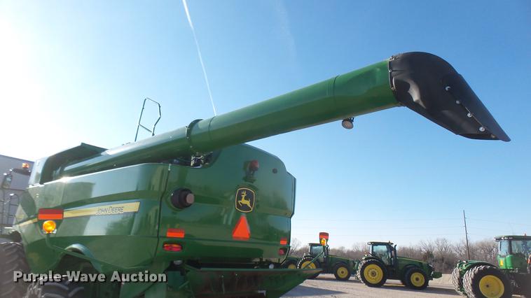 image for item DC2445 2013 John Deere S670 STS combine