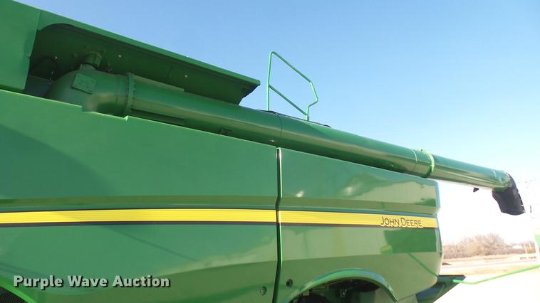 image for item DC2445 2013 John Deere S670 STS combine