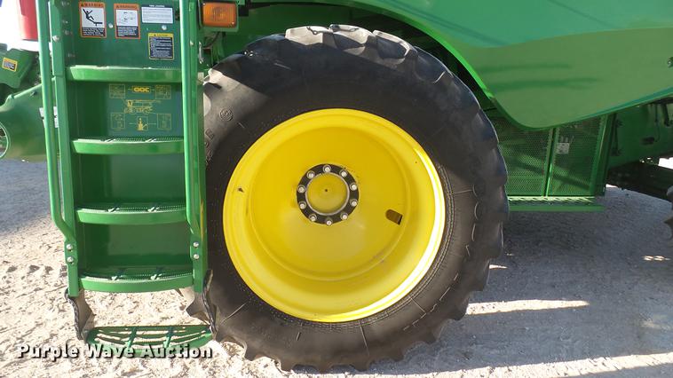 image for item DC2445 2013 John Deere S670 STS combine
