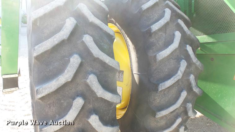 image for item DC2445 2013 John Deere S670 STS combine