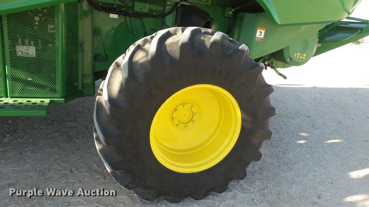 image for item DC2445 2013 John Deere S670 STS combine