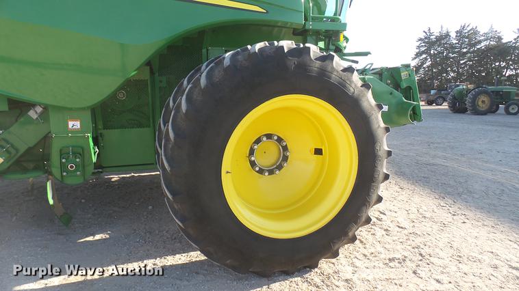 image for item DC2445 2013 John Deere S670 STS combine