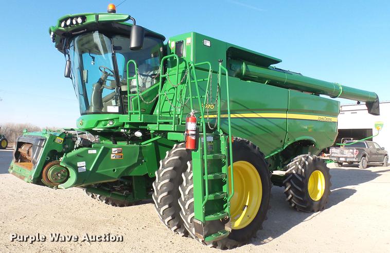 image for item DC2447 2013 John Deere S670 STS combine