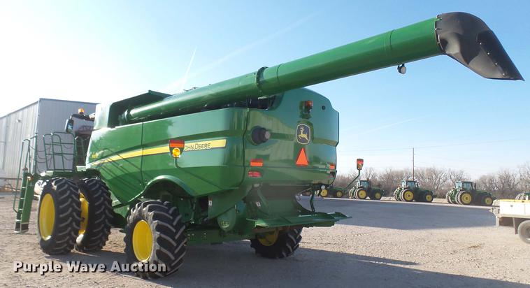 image for item DC2447 2013 John Deere S670 STS combine