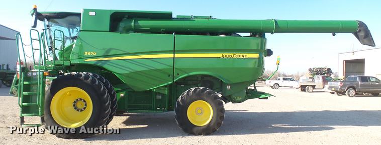 image for item DC2447 2013 John Deere S670 STS combine