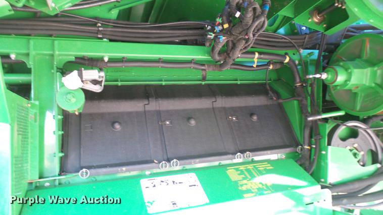image for item DC2447 2013 John Deere S670 STS combine