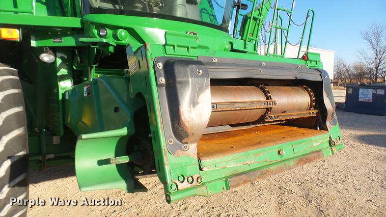 image for item DC2447 2013 John Deere S670 STS combine