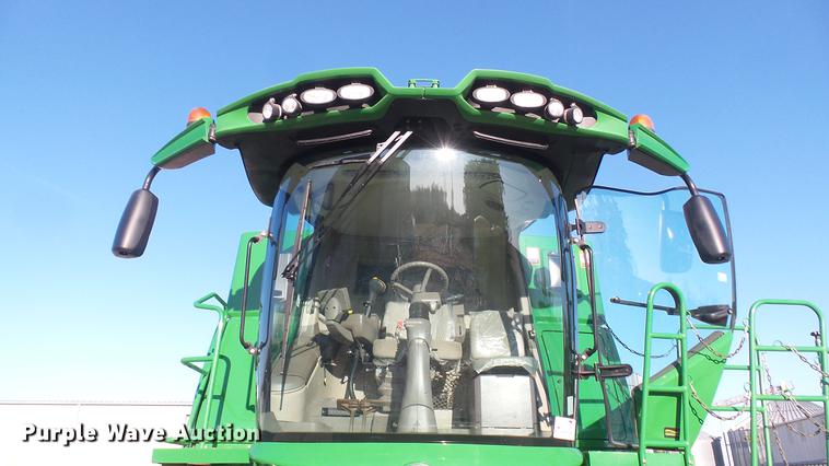 image for item DC2447 2013 John Deere S670 STS combine