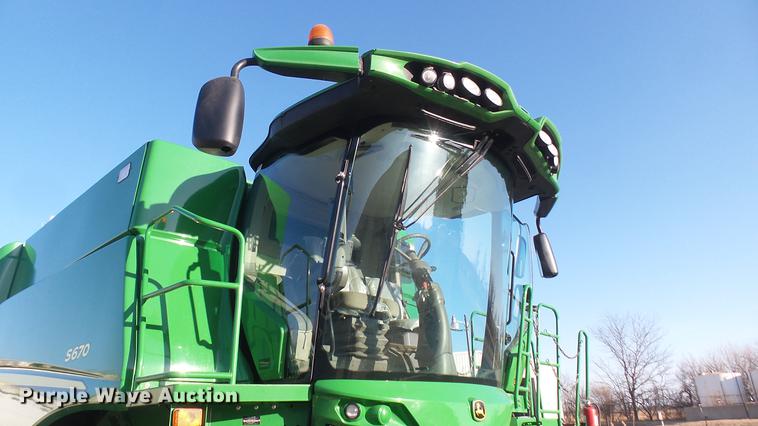 image for item DC2447 2013 John Deere S670 STS combine