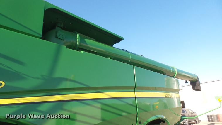 image for item DC2447 2013 John Deere S670 STS combine