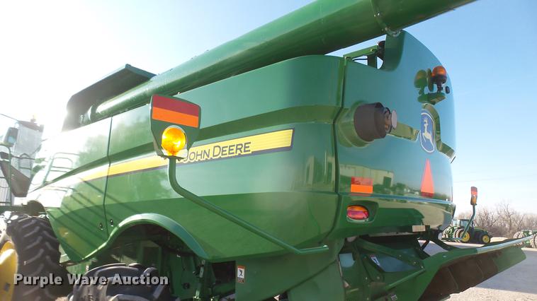 image for item DC2447 2013 John Deere S670 STS combine