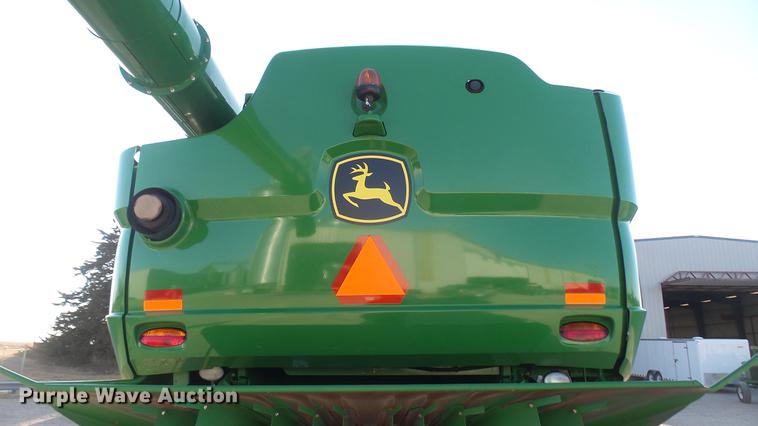 image for item DC2447 2013 John Deere S670 STS combine